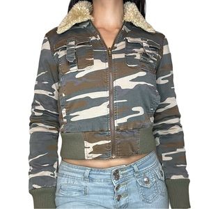 Vintage 2000s Forever 21 Camo Cropped Faux Fur Collar Zip Up Bomber Jacket